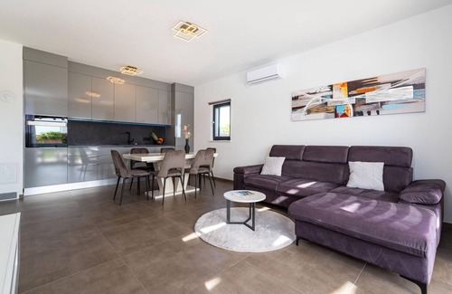 Brisevo House | Treat yourself to a break in this modern and beautiful house with pool in the countryside.