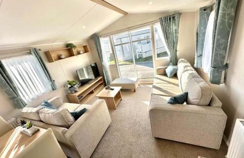 Newton House | Trecco Bay - Sleeps 6 - Pet Friendly - Parking