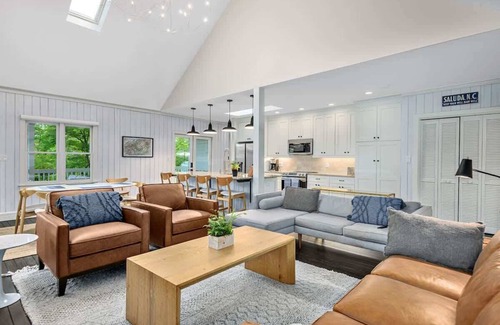 Saluda House | Tree Blew Inn: free daily activities, cozy rooms.