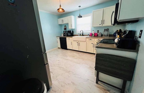 Pine Forest House | Tree Farm Stay Fire Pit & Grill WOW-King Suite