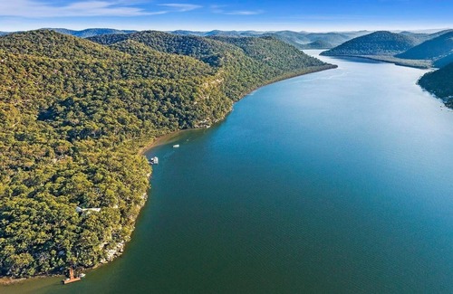 Bar Point House | Tree house by the river - forest serenity just an hour from the city
