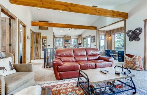 Weisshorn House | Tree House Cabin-Unique 2BR Home w/Shared HotTub!