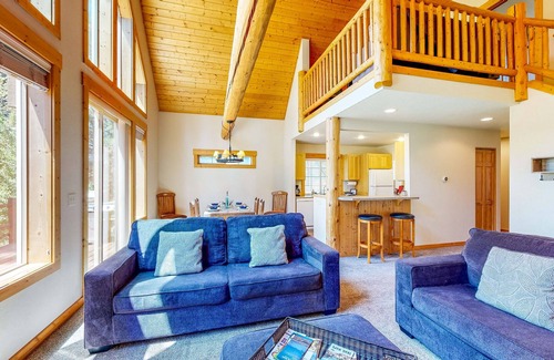 Klamath Falls House | Tree-Lined Cabin - Large Deck & Pool Access
