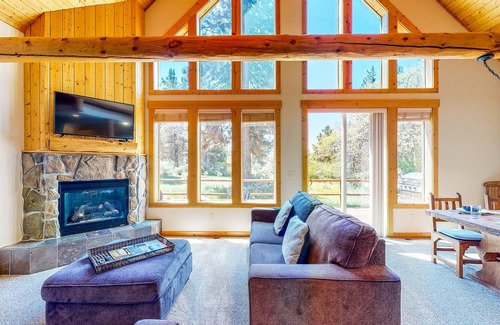 Klamath Falls House | Tree-Lined Cabin - Large Deck & Pool Access