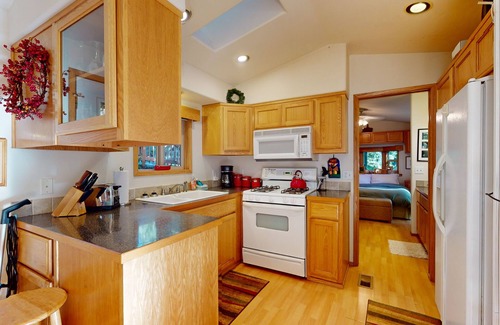 Brookings Cabin | Tree-lined cabin with studio & gorgeous decks, just up from Whaleshead Beach