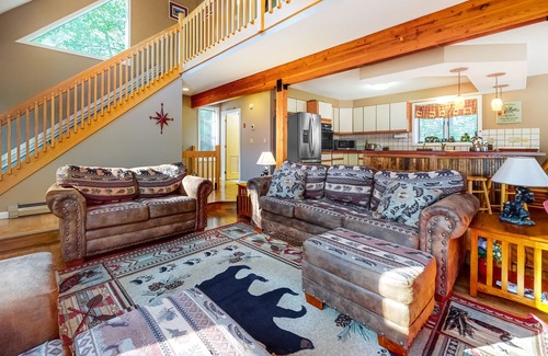 Eidelweiss Village House | Tree-lined, dog-friendly house with WiFi & expansive deck - walk to a lake beach