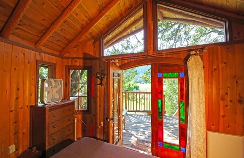 Cave Junction Resort | Tree Room Schoolhouse Suite!