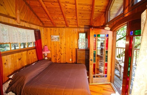 Cave Junction Resort | Tree Room Schoolhouse Suite!