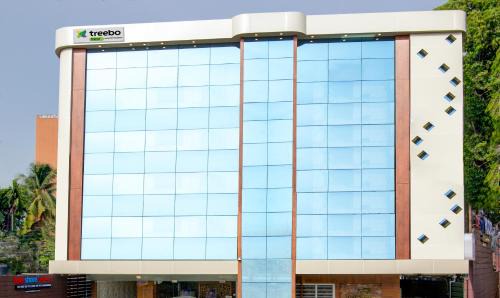 Kumbalam Hotel | Treebo Love Shore Residency, Near Lakeshore Hospital