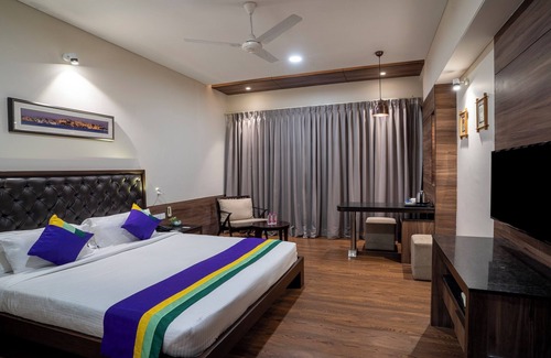 Panch Batti Hotel | Treebo Premium Baramasi By Jai Club Prime