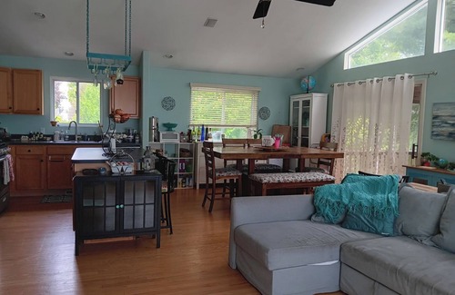 Narragansett Apartment | TreeFort, ZipLine, Kayaks, Beach6min drive, Vaulted Ceilings, ScreenPorch & Deck