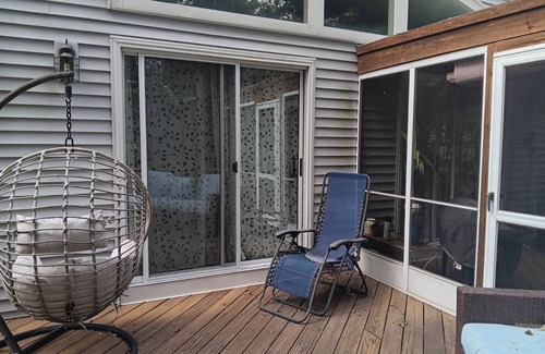 Narragansett Apartment | TreeFort, ZipLine, Kayaks, Beach6min drive, Vaulted Ceilings, ScreenPorch & Deck