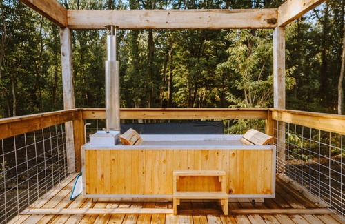 Sodus Cabin | Treehouse 5 · Honeymoon Treehouse Cabin & Spa w Private Hot Tub