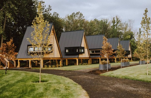 Sodus Cabin | Treehouse 5 · Honeymoon Treehouse Cabin & Spa w Private Hot Tub