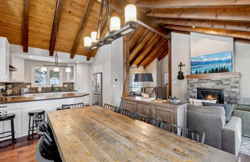 Kingswood Estates Cabin | Treehouse: Hot Tub, New Remodel, EV Charger, 3 King Beds, 2 En Suites