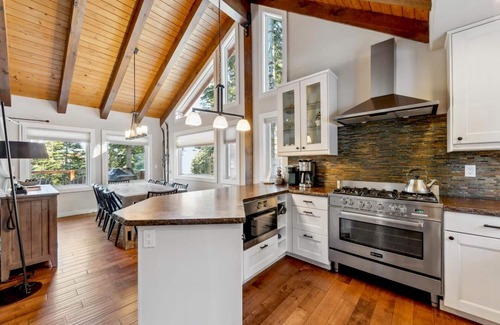 Kingswood Estates Cabin | Treehouse: Hot Tub, New Remodel, EV Charger, 3 King Beds, 2 En Suites