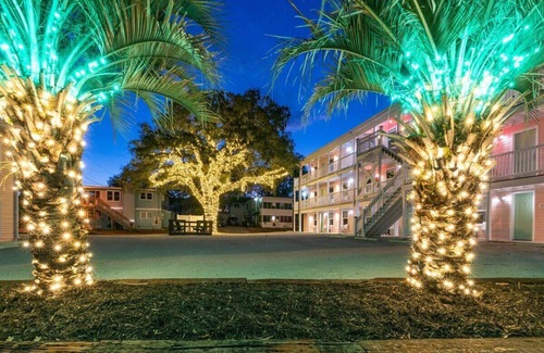 Windy Hill Apartment | TreeHouse Lodge, Walk to Beach, Pet-Friendly 103