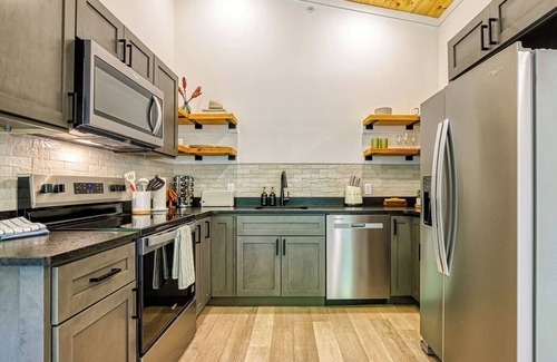 Wears Valley Cabin | Treehouse near Cades Cove W/Hot Tub, Games & large Hammock Deck