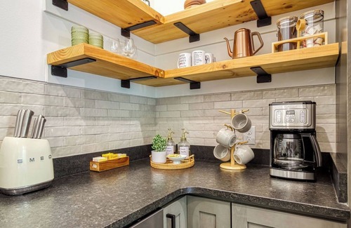 Wears Valley Cabin | Treehouse near Cades Cove W/Hot Tub, Games & large Hammock Deck