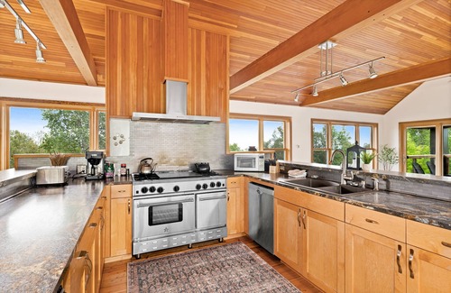 Lutsen House | Treehouse Retreat - Wood Burning Sauna - Scenic Views - Sleeps 12!