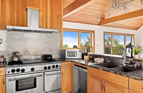 Lutsen House | Treehouse Retreat - Wood Burning Sauna - Scenic Views - Sleeps 12!