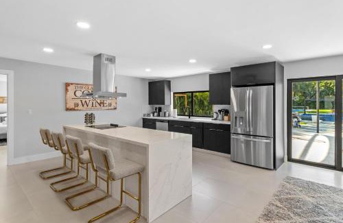 Golden Glades Villa | Treehouse Villa BY THE GLAMHOMES