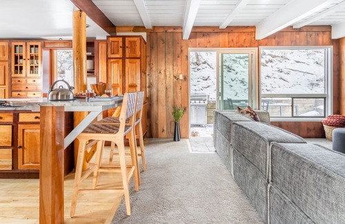 Summit Park Cabin | Treetop by AvantStay | Rustic Secluded Cabin w Views in Summit Park