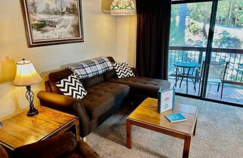 Yosemite West Apartment | Treetop Condo in Yosemite-Sleeps 6-Balcony