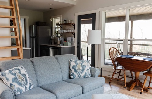 Black Mountain Cottage | Treetop Cottage - King, Private-In Town, XL Porch, Smart TVs, WD