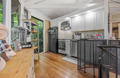 Big Canoe House | Treetop Getaway with AMAZING lake views!