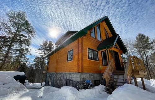 Rosseau Cottage | Treetop Log Cottage with Outdoor Sauna and Hot Tub