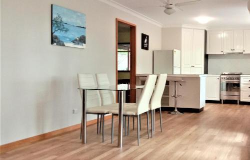 West Albury Apartment | Treetops Hideaway Albury