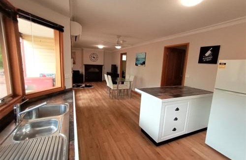West Albury Apartment | Treetops Hideaway Albury