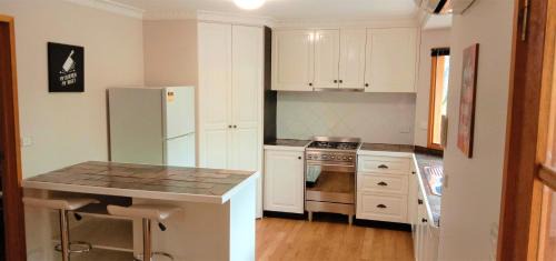 West Albury Apartment | Treetops Hideaway Albury