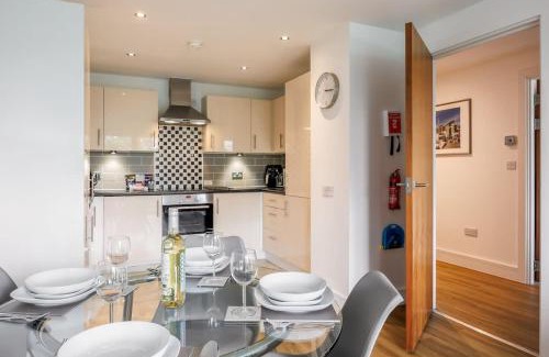 Poole Apartment | Treetops - Modern Apartment, Moments from Poole Quay