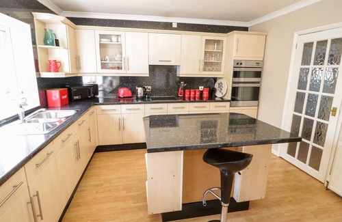 Rhos on Sea Apartment | TREETOPS, pet friendly, character holiday cottage in Rhos-On-Sea