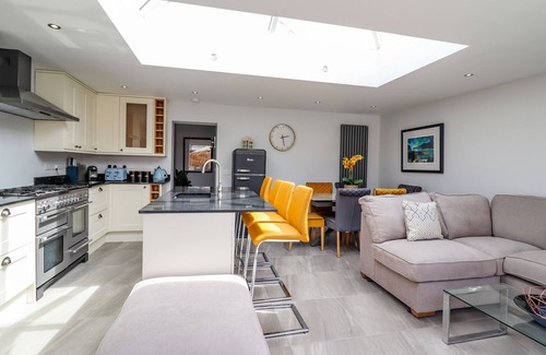 Cemaes Bay House | TREFIN, pet friendly, with hot tub in Cemaes Bay