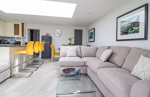 Cemaes Bay House | TREFIN, pet friendly, with hot tub in Cemaes Bay