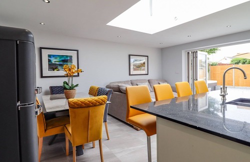 Cemaes Bay House | TREFIN, pet friendly, with hot tub in Cemaes Bay