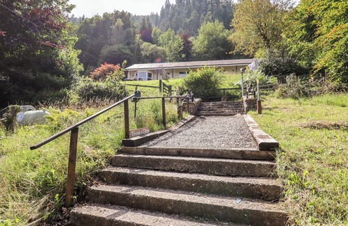 Conwy House | TREM Y DON, pet friendly, with hot tub in Dolgarrog