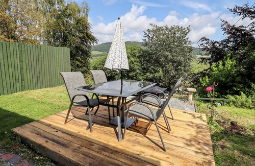 Conwy House | TREM Y DON, pet friendly, with hot tub in Dolgarrog