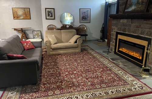 Summit Hill Apartment | Tremendous and unique 3 bedroom apartment