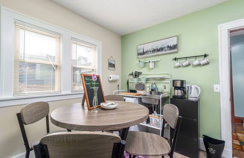 Tremont Apartment | Tremont - Bright 2BR apt-Pet Friendly, Conv. to Stadiums, Clinic, Museums & More