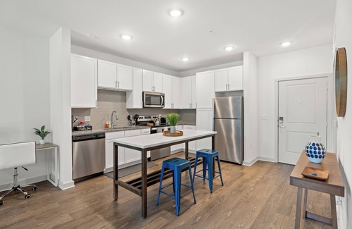 Arlington Apartment | Trendy 1BR Apt/King Bed/Pool/Gym/Clse to Beach