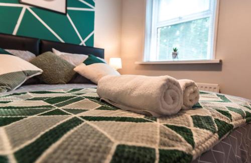 Southampton House | Trendy 4 Bedrooms-Sleeps 8-Long Term Disc-Driveway