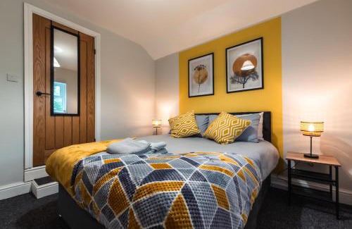 Southampton House | Trendy 4 Bedrooms-Sleeps 8-Long Term Disc-Driveway