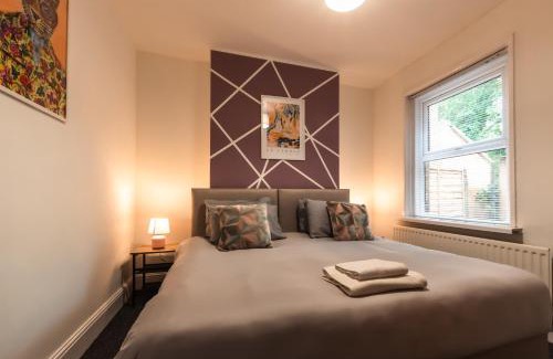 Southampton House | Trendy 4 Bedrooms-Sleeps 8-Long Term Disc-Driveway