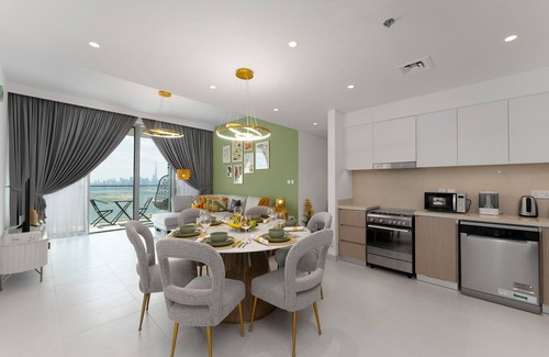 Dubai Apartment | Trendy Apt on the Creek w/Superb Dubai Skyline Vw