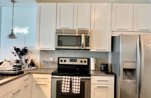 Lenox Apartment | Trendy high-rise in heart of buckhead!
