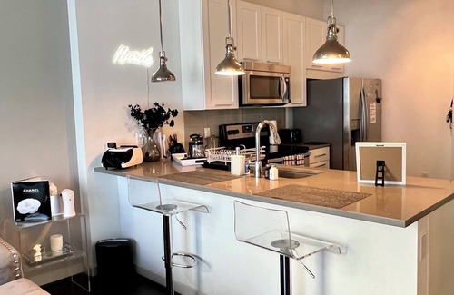 Lenox Apartment | Trendy high-rise in heart of buckhead!
